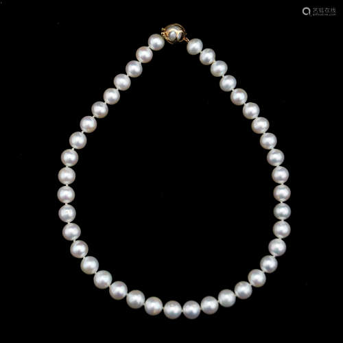 A WHITE PEARL NECKLACE