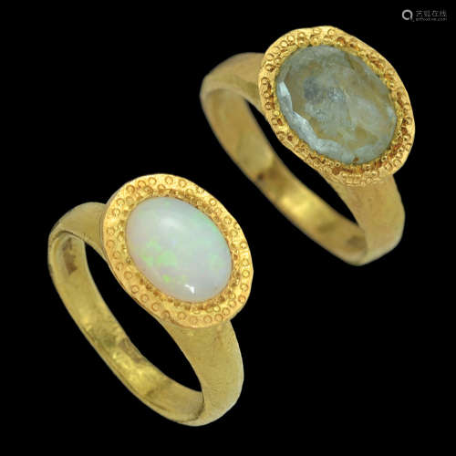 A SET OF TWO 18K GOLD RINGS