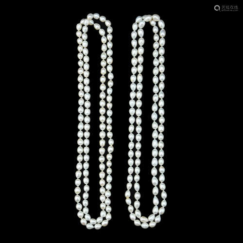 A LOT OF 2 WHITE PEARL NECKLACES