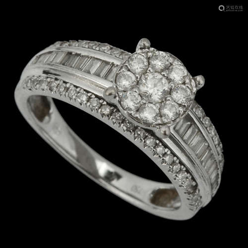 AN 18K WHITE GOLD RING