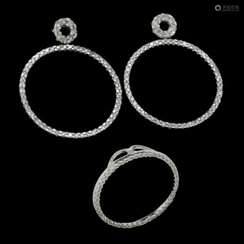 A SET OF 14K WHITE GOLD PENDANT AND EARRINGS