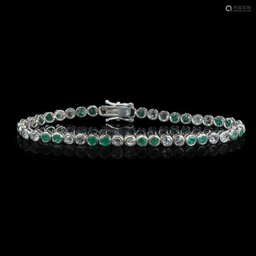 AN 18K WHITE GOLD BRACELET