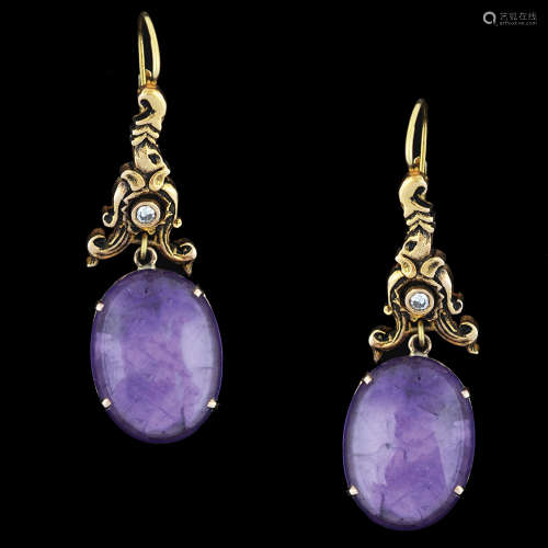 A PAIR OF ANTIQUE 14K GOLD EARRINGS