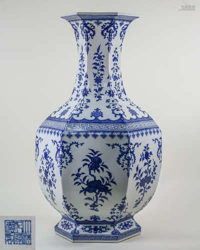 DAQING QIANLONG NIANZHI MARK BLUE&WHITE LARGE VASE