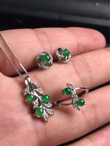 THREE PIECES OF JADEITE JEWELRY SET