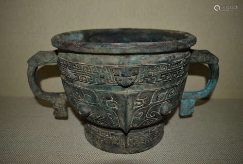 A DOUBLE HANDLES BRONZE POT