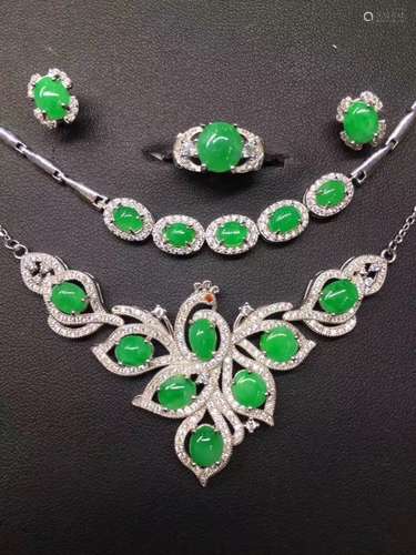 FOUR PIECES OF JADEITE JEWELRY SET