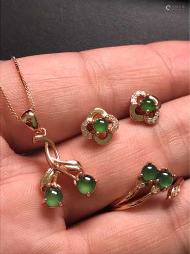 THREE PIECES OF JADEITE JEWELRY SET