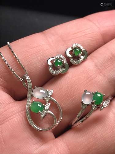 THREE PIECES OF JADEITE JEWELRY SET