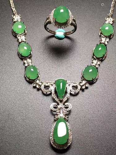 TWO PIECES OF JADEITE JEWELRY SET