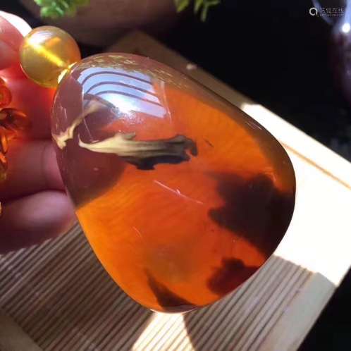 A AMBER PENDANT FROM MYANMAR