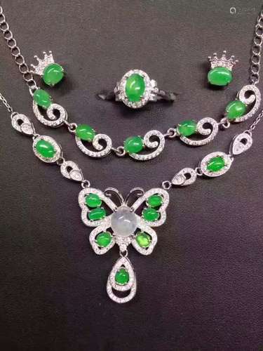 FOUR PIECES OF JADEITE JEWELRY SET