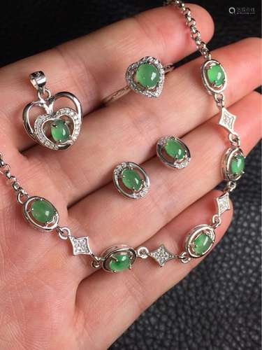 FOUR PIECES OF JADEITE JEWELRY SET