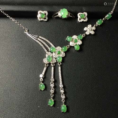 THREE PIECES OF JADEITE JEWELRY SET