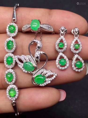 FOUR PIECES OF JADEITE JEWELRY SET