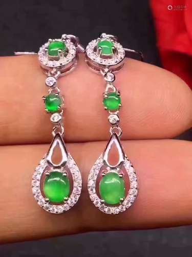 A JADEITE EARRING