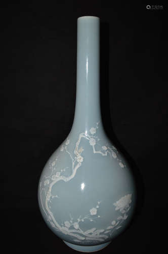 A DOUQING CELADON LONG NECK VASE