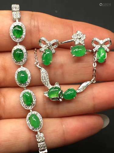 FOUR PIECES OF JADEITE JEWELRY SET