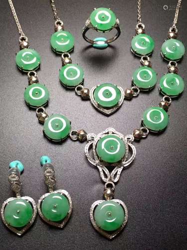 FOUR PIECES OF JADEITE JEWELRY SET