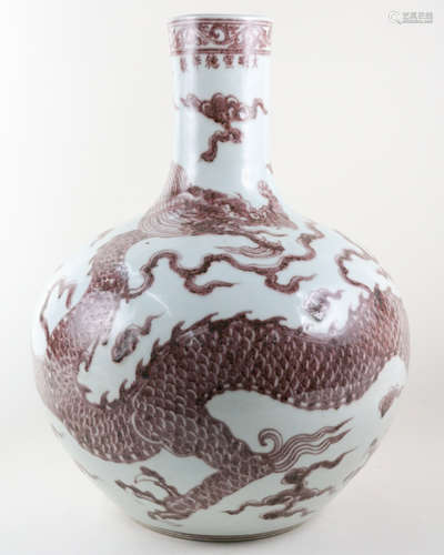 DAXUANDE NIANZHI MARK UNDER-GLAZED RED VASE