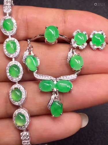 FOUR PIECES OF JADEITE JEWELRY SET