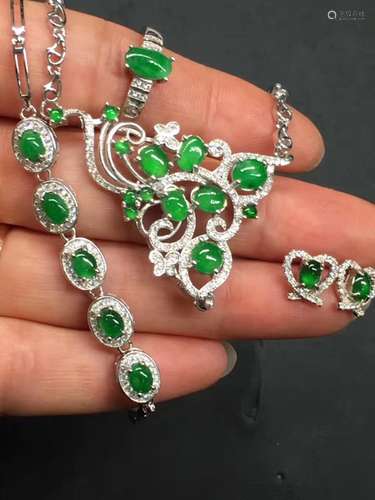 FOUR PIECES OF JADEITE JEWELRY SET