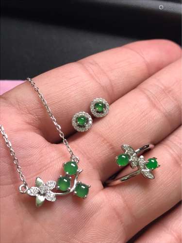 THREE PIECES OF JADEITE JEWELRY SET