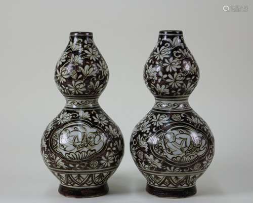 PAIR OF BABY PLAYING PATTERN DOUBLE-GOURD VASES