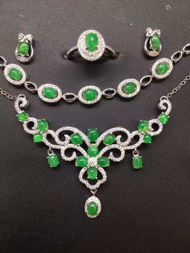 FOUR PIECES OF JADEITE JEWELRY SET