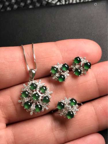 THREE PIECES OF JADEITE JEWELRY SET