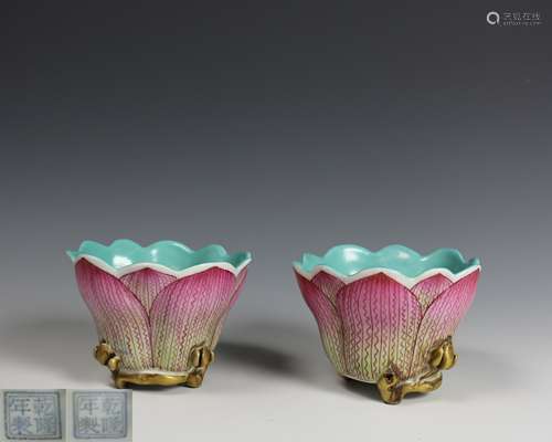 PAIR OF QIANLONG NIANZHI MARK LOTUS PATTERN DISHES