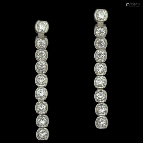 A PAIR OF 14K WHITE GOLD EARRINGS