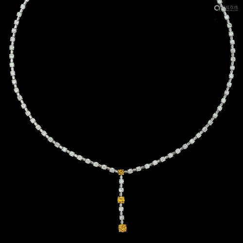 AN 18K WHITE GOLD NECKLACE
