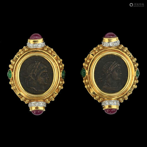 A PAIR OF 18K GOLD EARRINGS