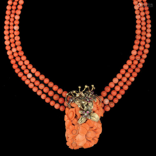 THREE ROWS OF CORALS NECKLACE WITH 18K GOLD CLASP