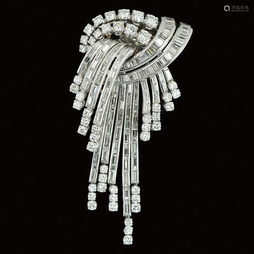 AN 18K WHITE GOLD PIN