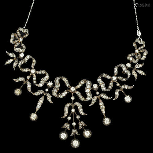 AN 18K GOLD AND SILVER CENTRAL DECORATION FOR A NECKLACE