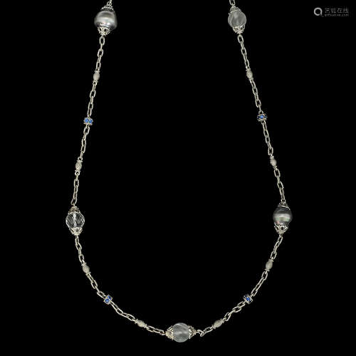 AN 18K WHITE GOLD NECKLACE