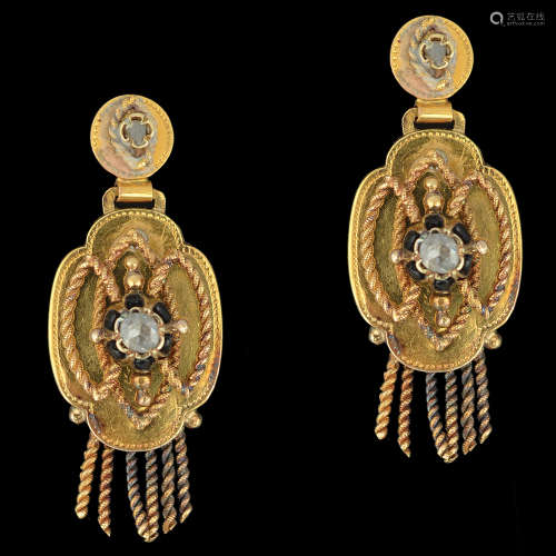 A PAIR OF VICTORIAN 18K GOLD EARRINGS
