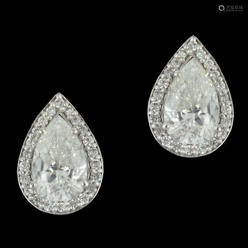 A PAIR OF 14K WHITE GOLD EARRINGS