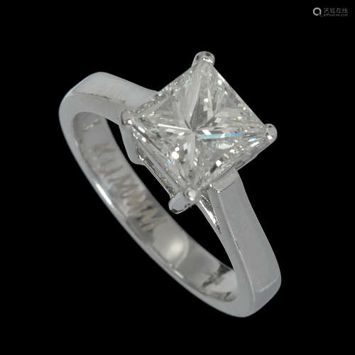 AN 18K WHITE GOLD RING