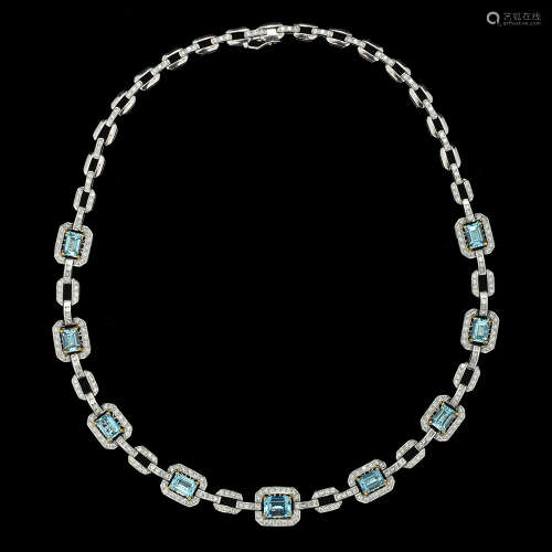 AN 18K WHITE GOLD NECKLACE