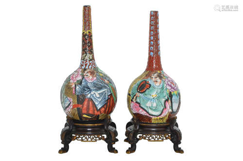 A PAIR OF CHINESE PORCELAIN BOTTLE VASES