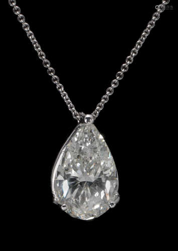 AN 18K WHITE GOLD PENDANT