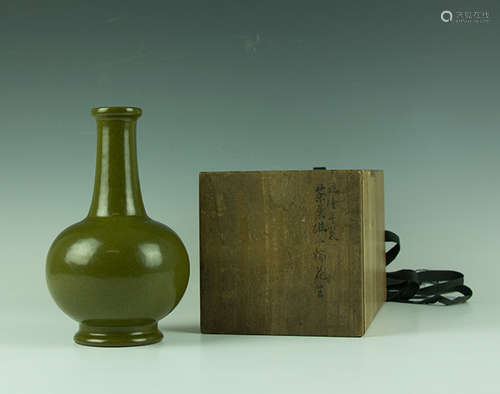 Tea-dust-glazed Bottle Vase, Qianlong Period