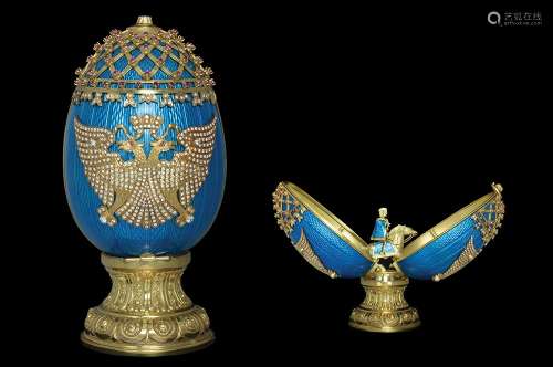 AN 18K GOLD EGG