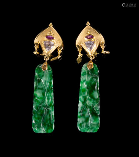 A Pair of Jadeite and Yellow Gold Mounted Ear Clips