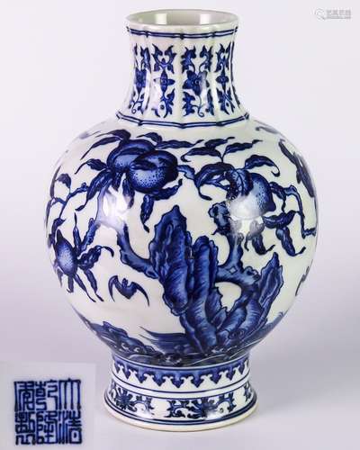 BLUE&WHITE PEACHES PATTERN VASE QIANLONG MARK