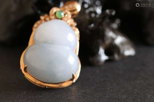 Natural Mauve Jadeite Carved Groud Shaped Pendant Inlaid with 18k Gold and Diamond(9g) W:2cm H:2.5cm