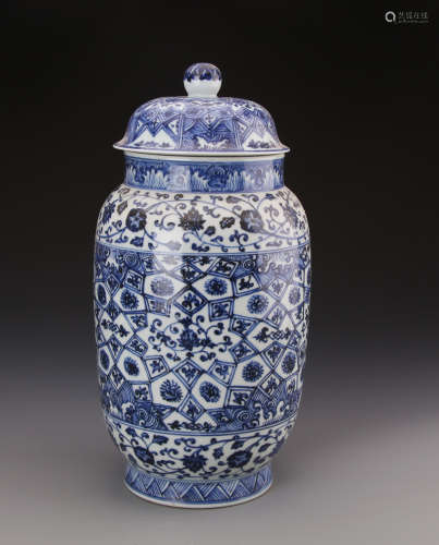 Chinese Blue and White Vase Painted with Twine Flowers Marekd 